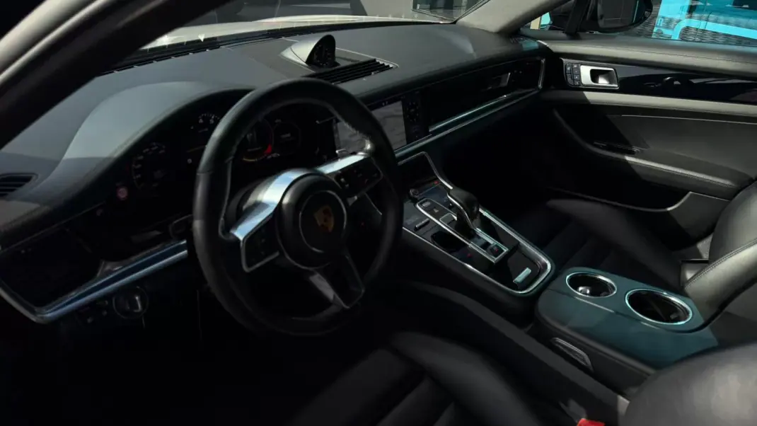 Porsche Panamera Sport Turismo 2018 - 72900 EUR, 99200 km - AUTO.MOTO.pt - 99200km - foto 7 de 16