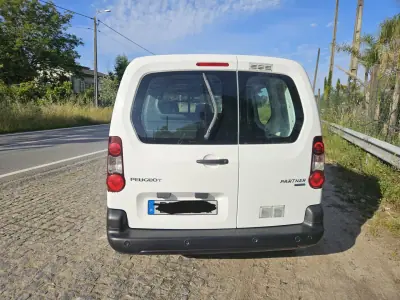 Peugeot Partner 2016 - 8750 EUR, 170000 km - AUTO.MOTO.pt - 170000km - foto 5 de 6