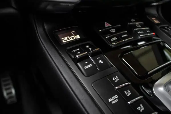 Porsche Cayenne 2016 - 42900 EUR, 139769 km - AUTO.MOTO.pt - 139769km - foto 24 de 49