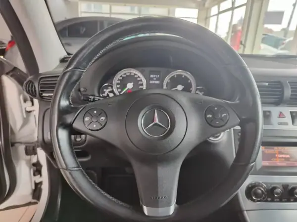 Mercedes-Benz CLC 180 2010 - 9500 EUR, 269000 km - AUTO.MOTO.pt - 269000km - foto 24 de 33