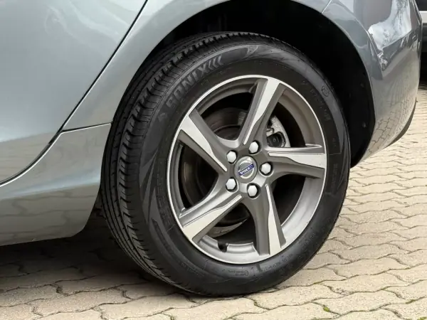 Volvo V40 2018 - 16850 EUR, 87000 km - AUTO.MOTO.pt - 87000km - foto 11 de 16