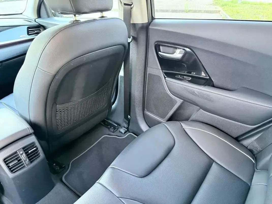 Kia e-Niro 2020 - 19900 EUR, 67500 km - AUTO.MOTO.pt - 67500km - foto 7 de 23