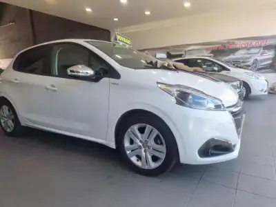 Peugeot 208 2017 - 7900 EUR, 157000 km - AUTO.MOTO.pt - 157000km - foto 11 de 15