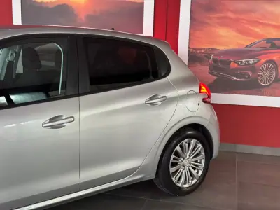 Peugeot 208 2018 - 13500 EUR, 100609 km - AUTO.MOTO.pt - 100609km - foto 4 de 21