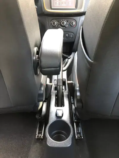 Dacia Sandero 2018 - 9900 EUR, 121000 km - AUTO.MOTO.pt - 121000km - foto 21 de 30