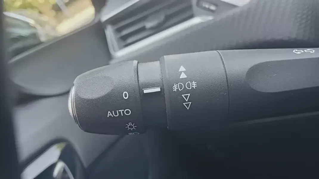 Peugeot 208 2019 - 8299 EUR, 136000 km - AUTO.MOTO.pt - 136000km - foto 25 de 48