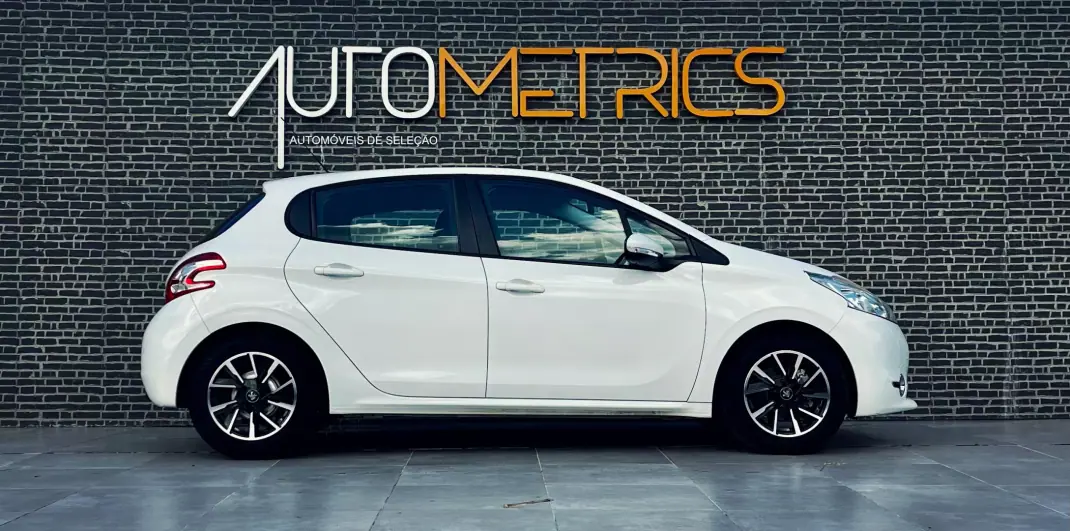 Peugeot 208 2013 - 9900 EUR, 177000 km - AUTO.MOTO.pt - 177000km - foto 12 de 14