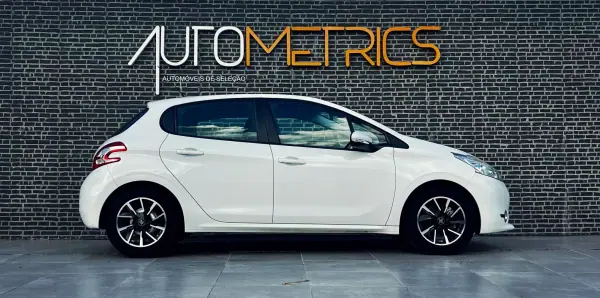 Peugeot 208 2013 - 9900 EUR, 177000 km - AUTO.MOTO.pt - 177000km - foto 12 de 14