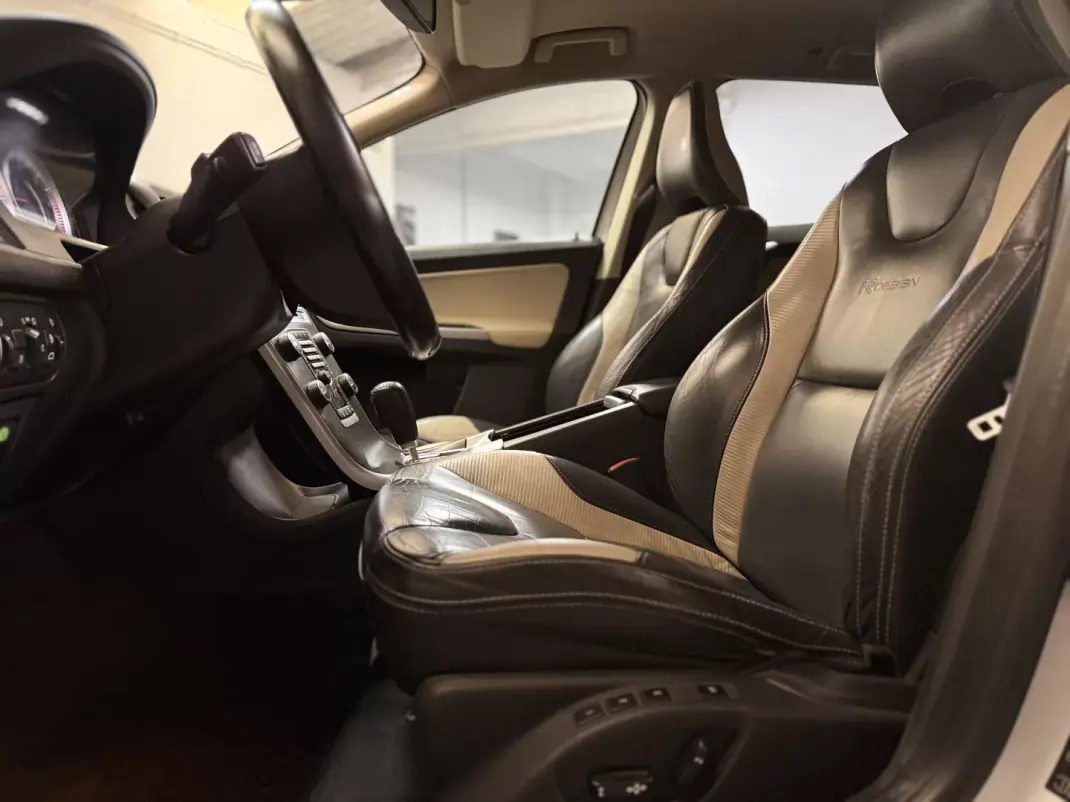 Volvo XC 60 2011 - 11990 EUR, 312000 km - AUTO.MOTO.pt - 312000km - foto 12 de 23