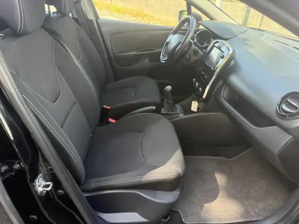 Renault Clio 2014 - 7650 EUR, 170000 km - AUTO.MOTO.pt - 170000km - foto 12 de 24