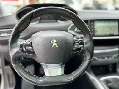 Peugeot 308 2015 - 11900 EUR, 210000 km - AUTO.MOTO.pt - 210000km - foto 18 de 36