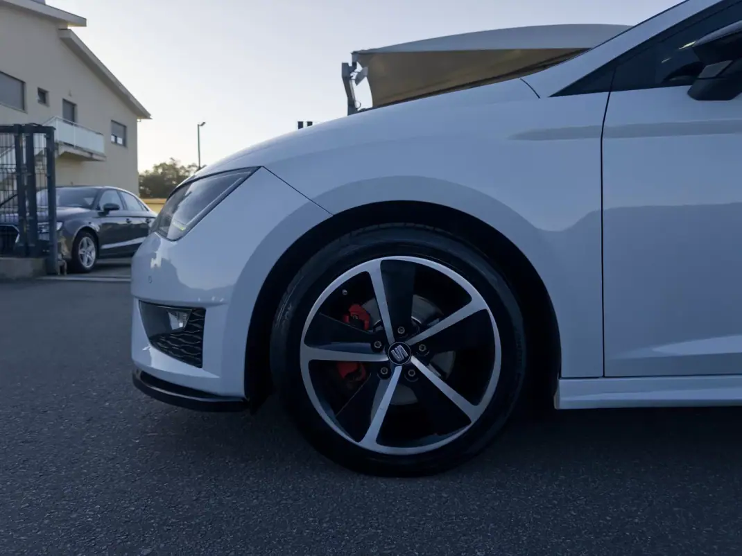 SEAT Leon 2013 - 11500 EUR, 253000 km - AUTO.MOTO.pt - 253000km - foto 9 de 38