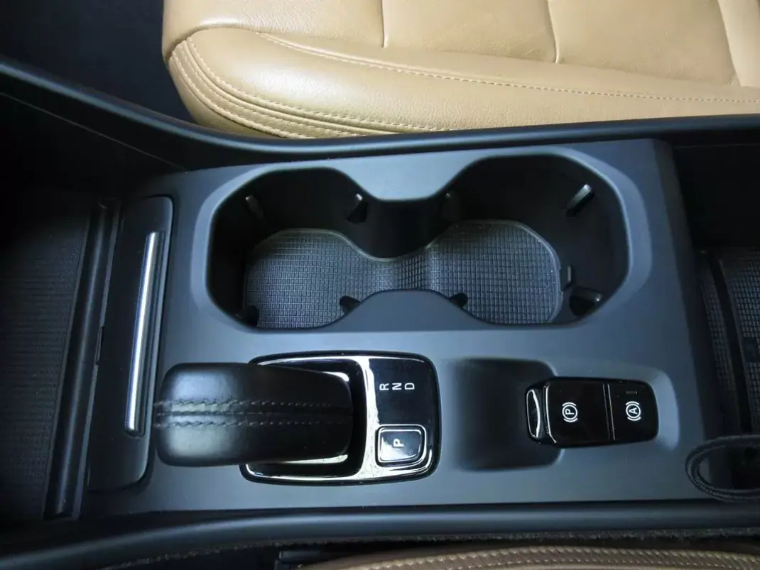 Volvo XC 40 2019 - 29490 EUR, 70000 km - AUTO.MOTO.pt - 70000km - foto 54 de 60