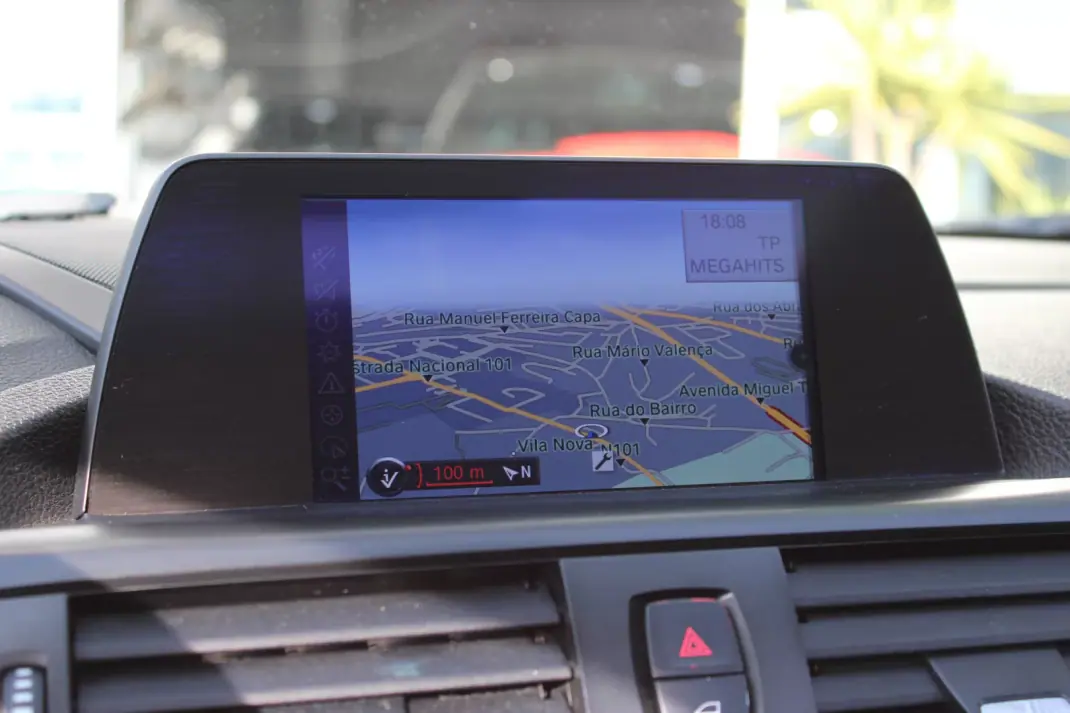 BMW 116 2013 - 9900 EUR, 211000 km - AUTO.MOTO.pt - 211000km - foto 14 de 17