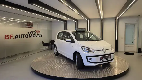 Volkswagen Cross Up! 2013 - 7750 EUR, 154338 km - AUTO.MOTO.pt - 154338km - foto 5 de 47