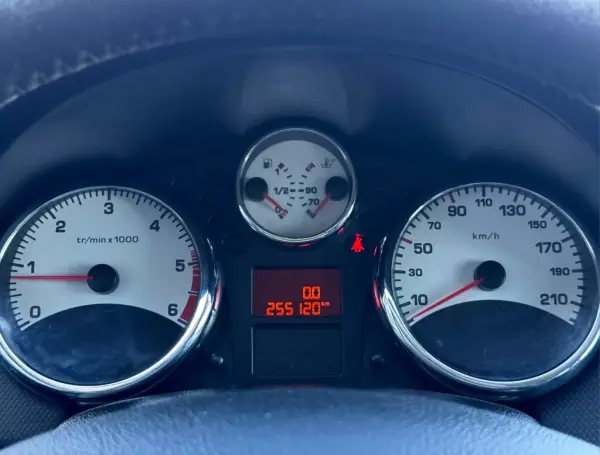 Peugeot 207 2010 - 4980 EUR, 255120 km - AUTO.MOTO.pt - 255120km - foto 13 de 17