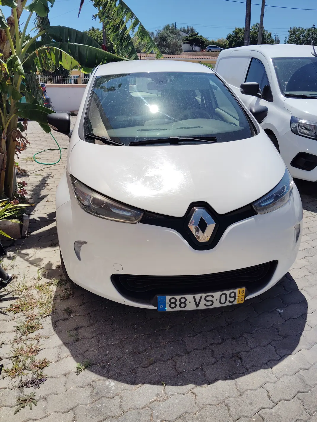 Renault Zoe 2018 - 9000 EUR, 135000 km - AUTO.MOTO.pt - 135000km - foto 1 de 6