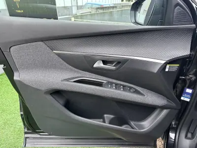 Peugeot 5008 2018 - 14900 EUR, 140000 km - AUTO.MOTO.pt - 140000km - foto 27 de 52