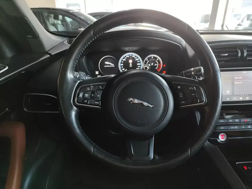Jaguar F-Pace 2017 - 22500 EUR, 147000 km - AUTO.MOTO.pt - 147000km - foto 28 de 40