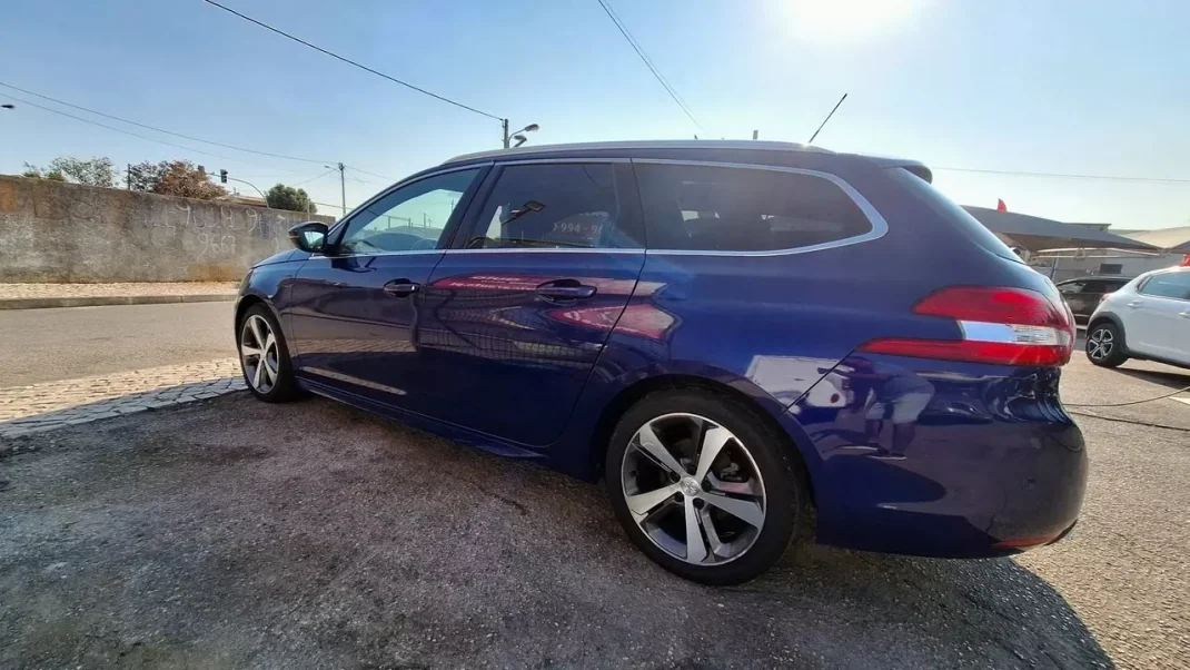 Peugeot 308 SW 2020 - 14500 EUR, 142000 km - AUTO.MOTO.pt - 142000km - foto 6 de 28