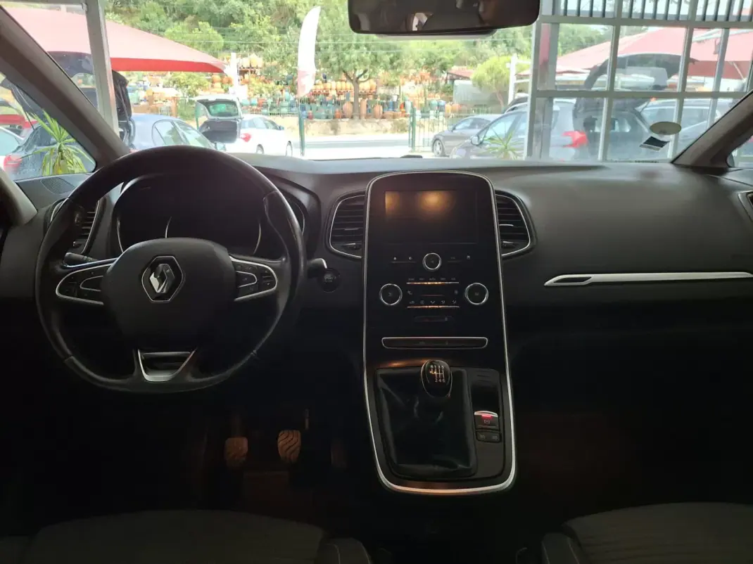 Renault Grand Scénic 2019 - 16700 EUR, 173000 km - AUTO.MOTO.pt - 173000km - foto 11 de 18