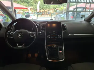 Renault Grand Scénic 2019 - 16700 EUR, 173000 km - AUTO.MOTO.pt - 173000km - foto 11 de 18