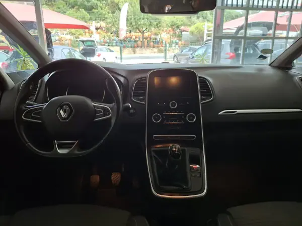 Renault Grand Scénic 2019 - 16700 EUR, 173000 km - AUTO.MOTO.pt - 173000km - foto 11 de 18