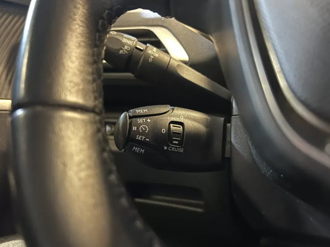 Peugeot 3008 2019 - 13990 EUR, 110000 km - AUTO.MOTO.pt - 110000km - foto 22 de 27