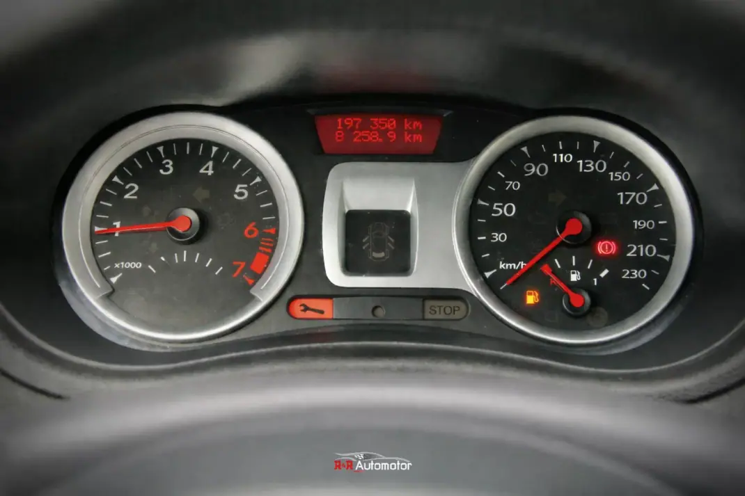 Renault Clio 2009 - 5750 EUR, 197000 km - AUTO.MOTO.pt - 197000km - foto 14 de 16