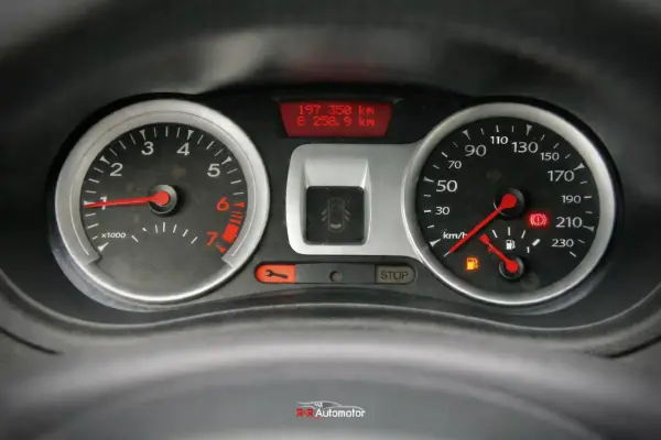 Renault Clio 2009 - 5750 EUR, 197000 km - AUTO.MOTO.pt - 197000km - foto 14 de 16