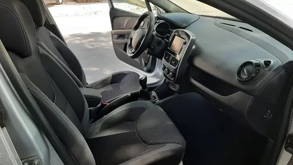 Renault Clio Sport Tourer 2018 - 11500 EUR, 89764 km - AUTO.MOTO.pt - 89764km - foto 29 de 46
