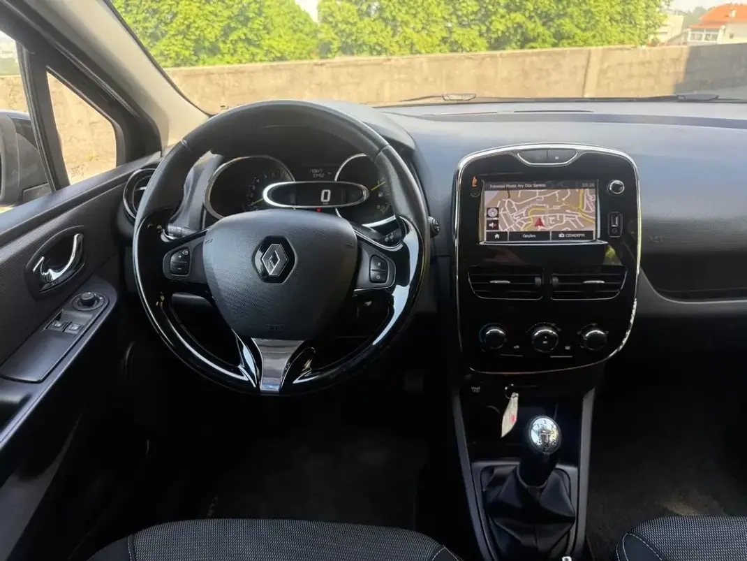 Renault Clio 2014 - 7650 EUR, 170000 km - AUTO.MOTO.pt - 170000km - foto 17 de 24