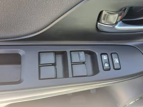 Toyota Yaris 2018 - 16750 EUR, 57032 km - AUTO.MOTO.pt - 57032km - foto 27 de 35