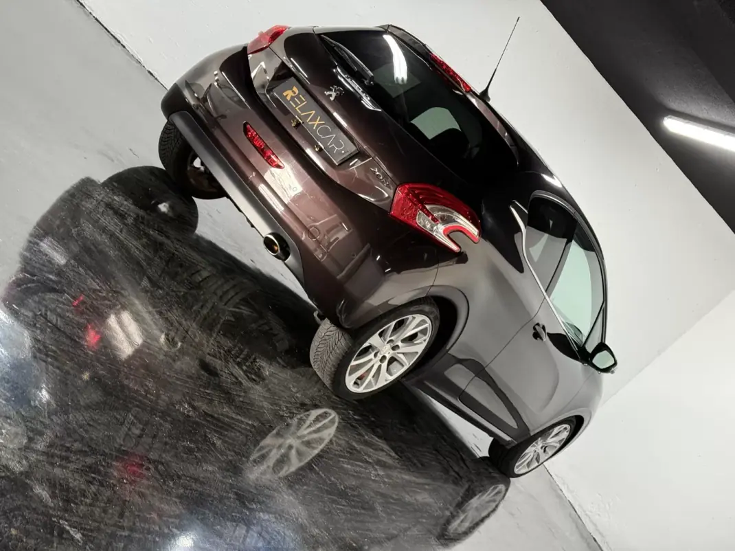 Peugeot 208 2012 - 6500 EUR, 236500 km - AUTO.MOTO.pt - 236500km - foto 12 de 21