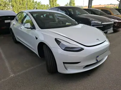 Tesla Model 3 2023 - 31900 EUR, 42949 km - AUTO.MOTO.pt - 42949km - foto 1 de 9