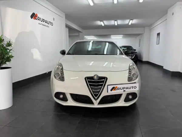 Alfa Romeo Giulietta 2011 - 7500 EUR, 209000 km - AUTO.MOTO.pt - 209000km - foto 2 de 21