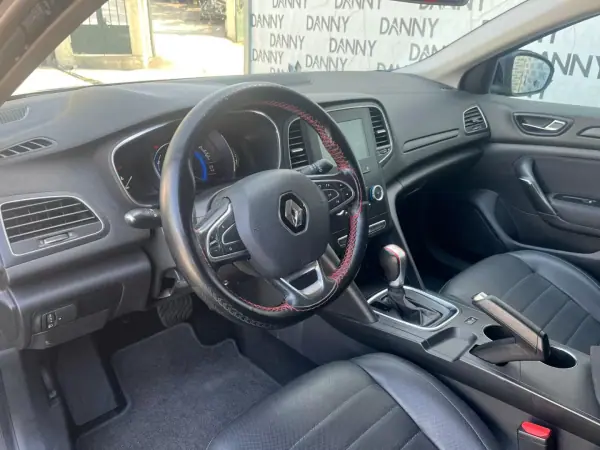 Renault Mégane 2017 - 15500 EUR, 164000 km - AUTO.MOTO.pt - 164000km - foto 8 de 8