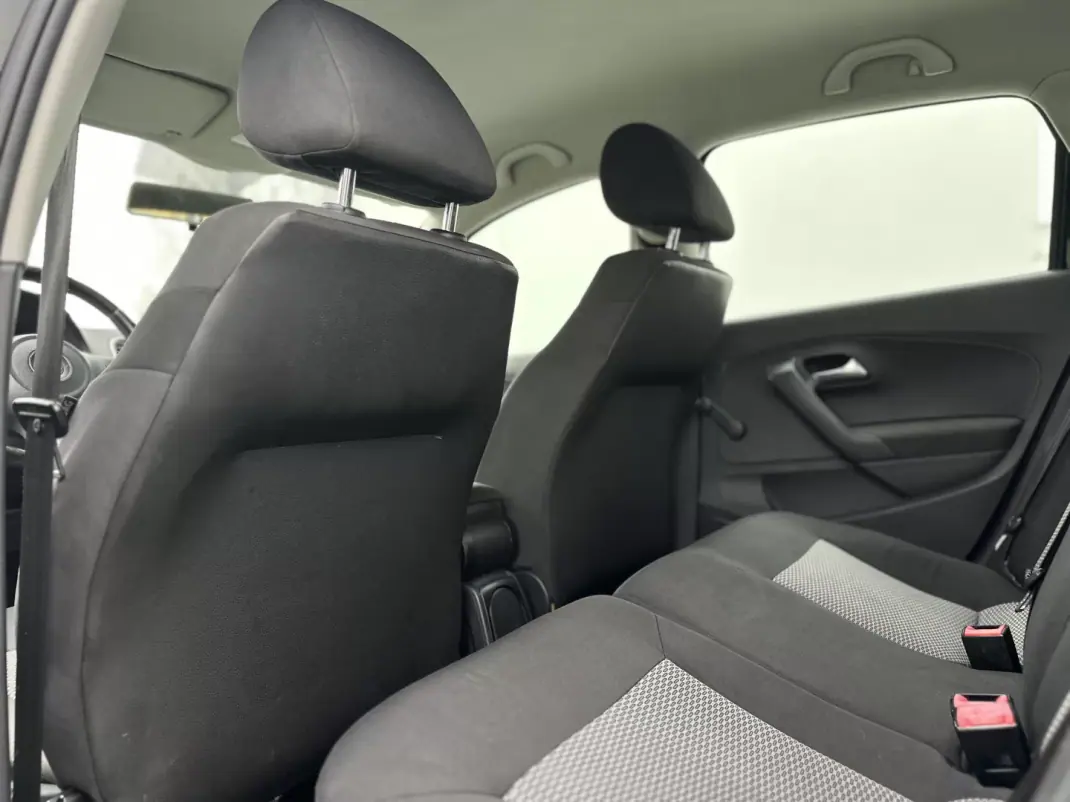 Volkswagen Polo 2010 - 7490 EUR, 151000 km - AUTO.MOTO.pt - 151000km - foto 11 de 30