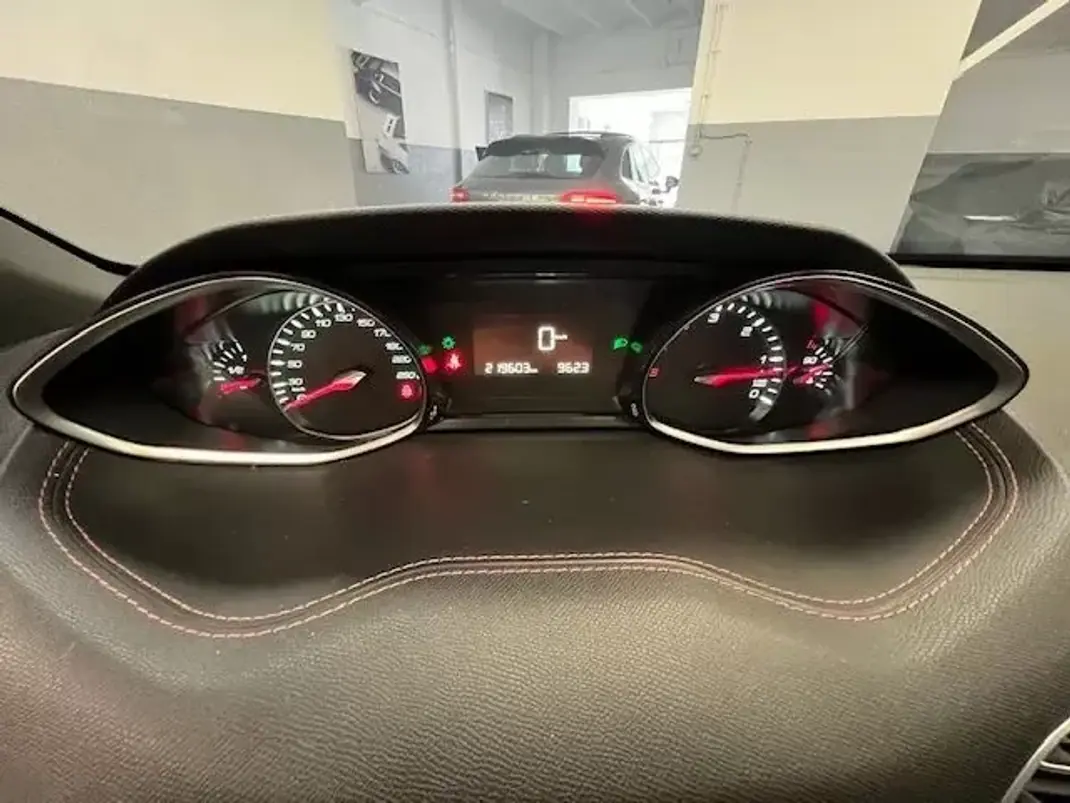 Peugeot 308 2018 - 12250 EUR, 218000 km - AUTO.MOTO.pt - 218000km - foto 5 de 10