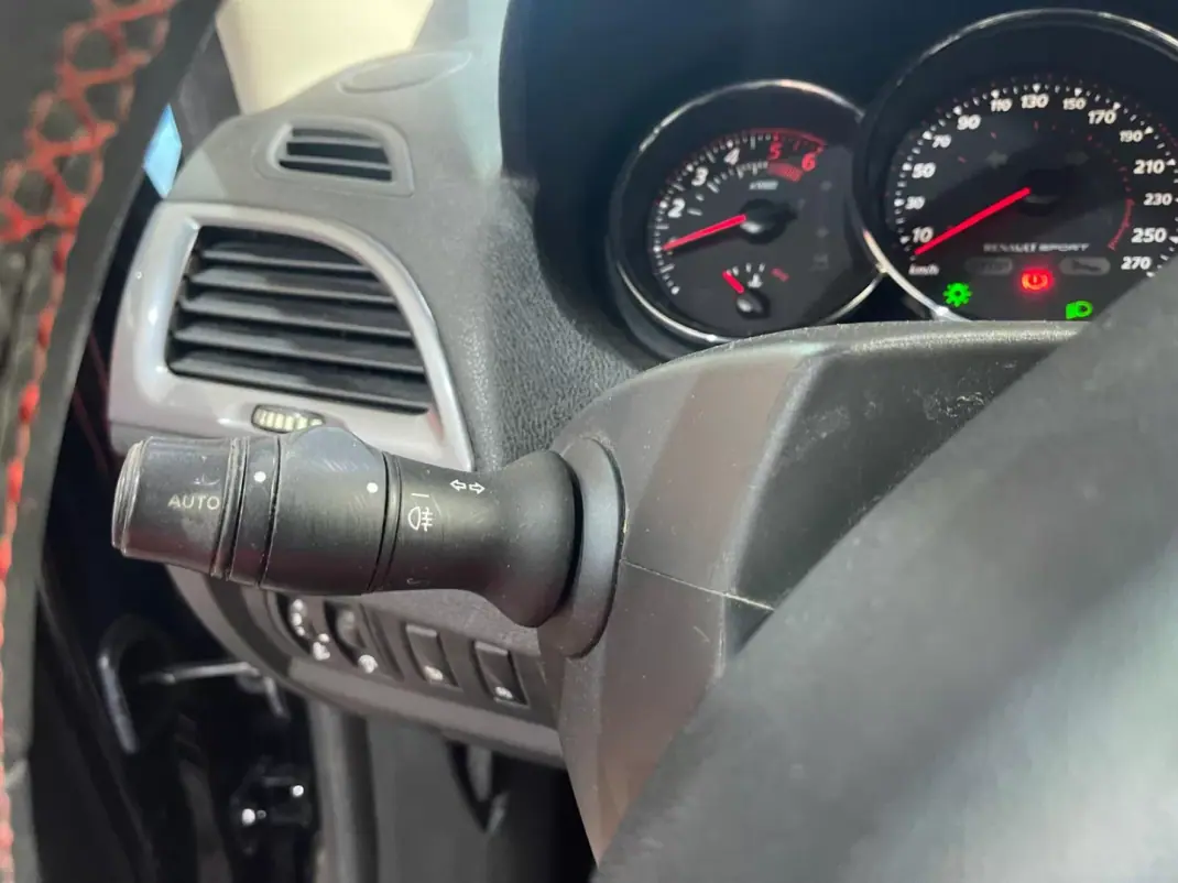 Renault Mégane Sport Tourer 2014 - 9999 EUR, 163000 km - AUTO.MOTO.pt - 163000km - foto 45 de 47