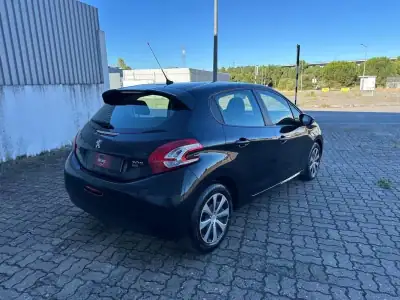 Peugeot 208 2013 - 10990 EUR, 129992 km - AUTO.MOTO.pt - 129992km - foto 4 de 17