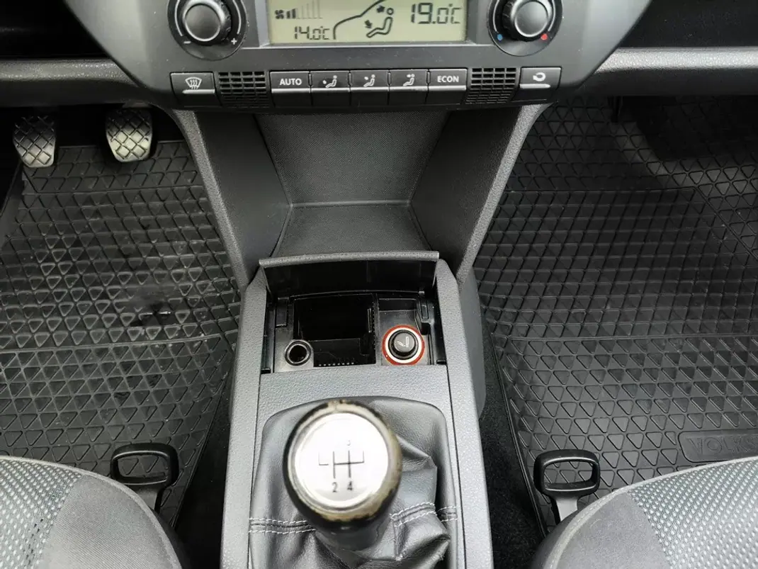 Volkswagen Polo 2009 - 6600 EUR, 174602 km - AUTO.MOTO.pt - 174602km - foto 21 de 24