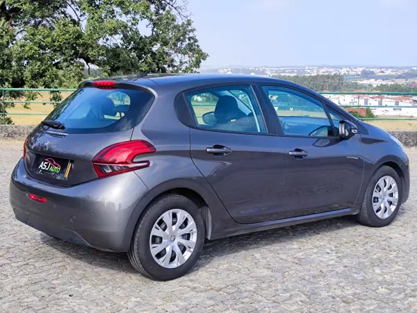 Peugeot 208 2019 - 8250 EUR, 213927 km - AUTO.MOTO.pt - 213927km - foto 7 de 22