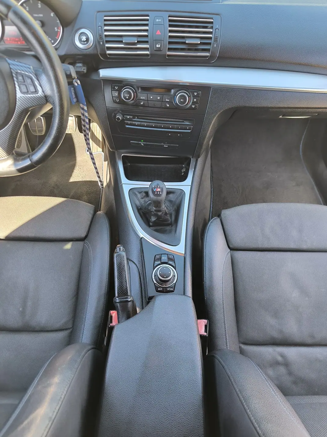 BMW 118 2011 - 10500 EUR, 337000 km - AUTO.MOTO.pt - 337000km - foto 11 de 15