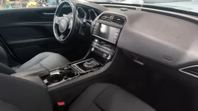 Jaguar XE 2018 - 13900 EUR, 147000 km - AUTO.MOTO.pt - 147000km - foto 2 de 14