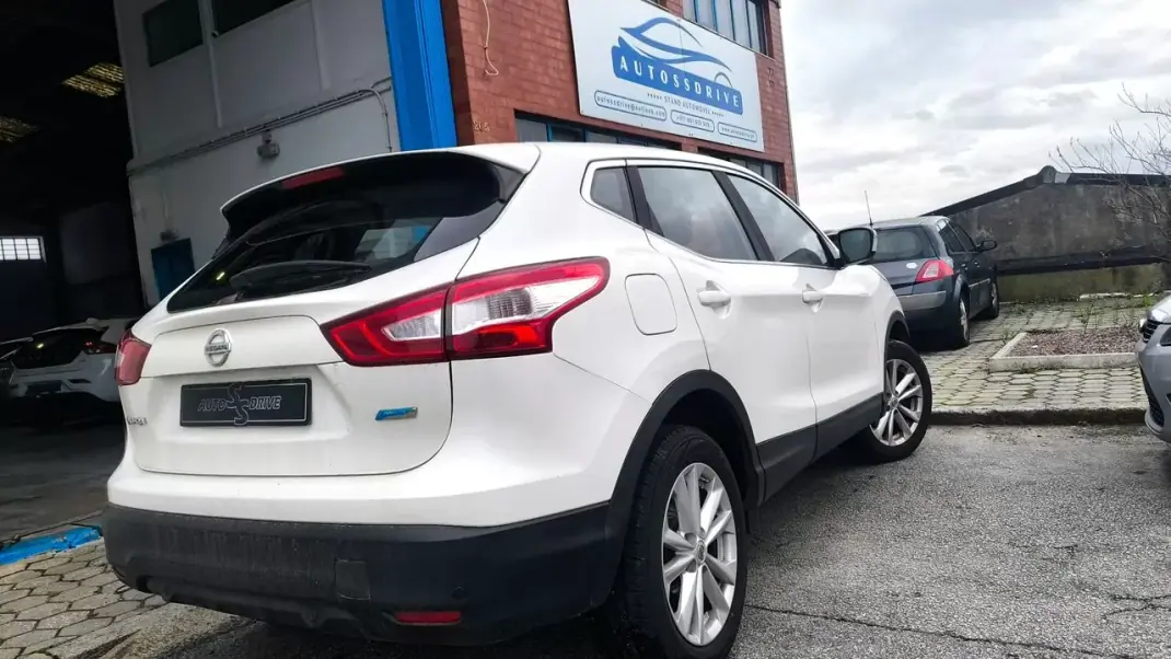 Nissan Qashqai 2015 - 14300 EUR, 140000 km - AUTO.MOTO.pt - 140000km - foto 14 de 20
