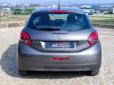 Peugeot 208 2019 - 8250 EUR, 213927 km - AUTO.MOTO.pt - 213927km - foto 8 de 22