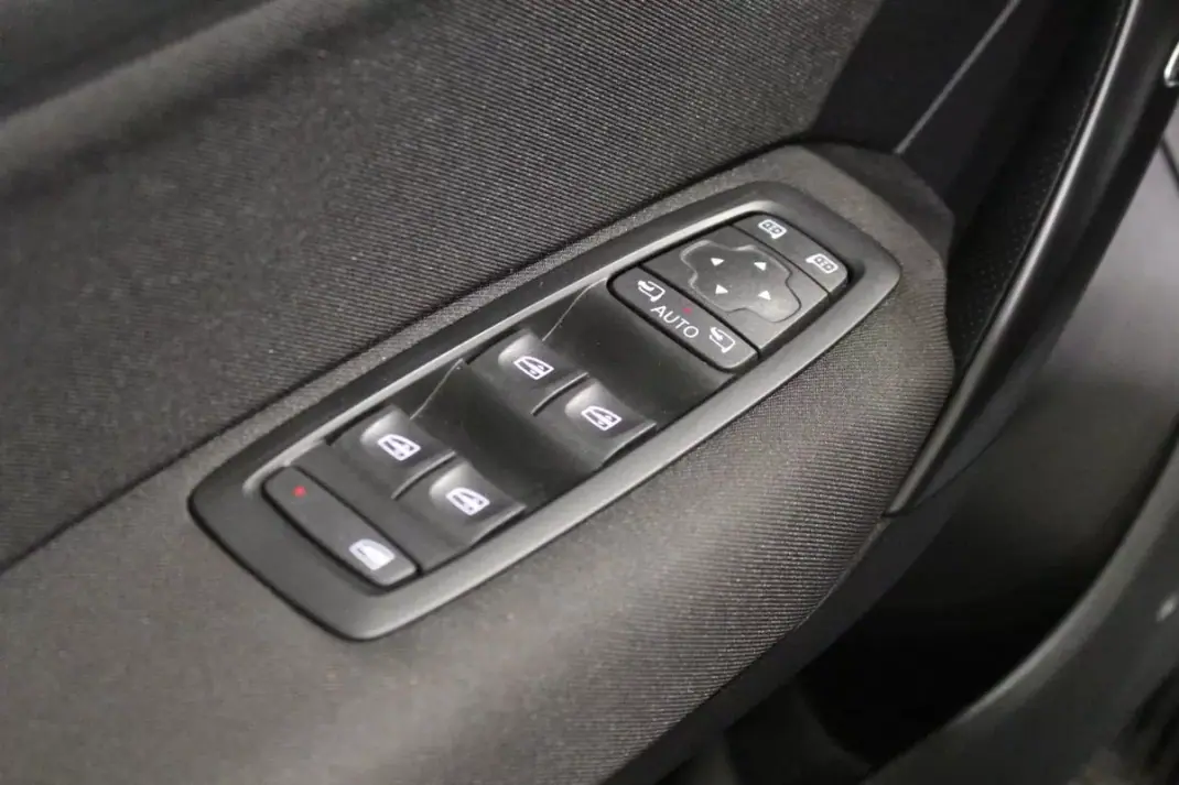 Renault Mégane Sport Tourer 2022 - 16250 EUR, 167000 km - AUTO.MOTO.pt - 167000km - foto 24 de 32