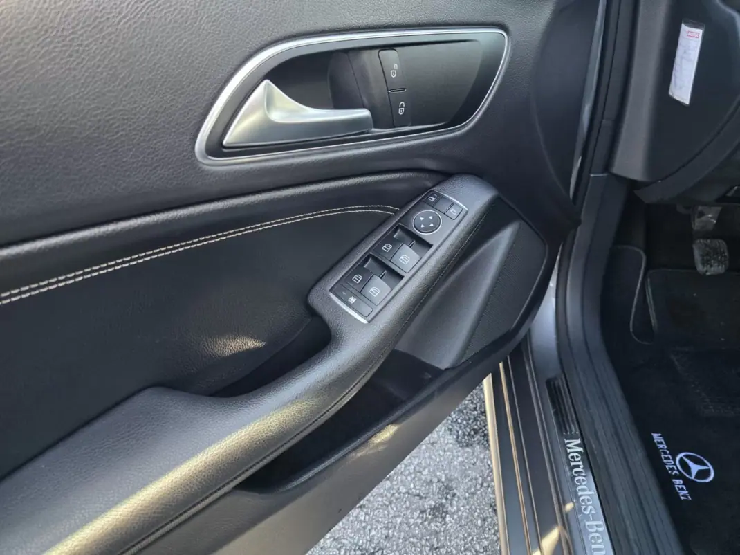 Mercedes-Benz CLA 180 2016 - 16990 EUR, 169000 km - AUTO.MOTO.pt - 169000km - foto 31 de 33