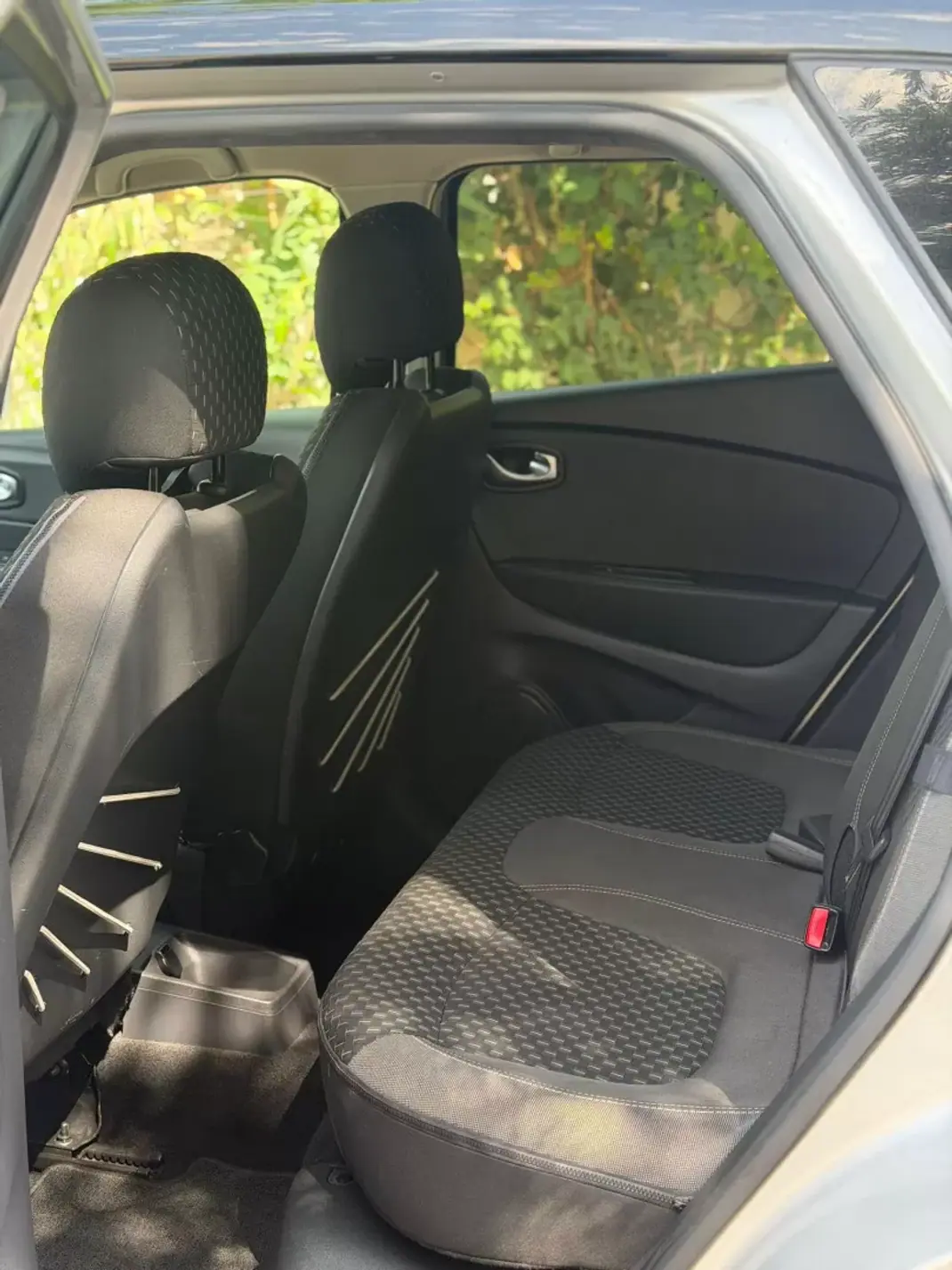 Renault Captur 2019 - 14900 EUR, 95873 km - 95873km - foto 8 de 9